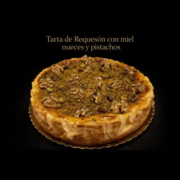 Tarta de requesón con miel, nueces y pistacho