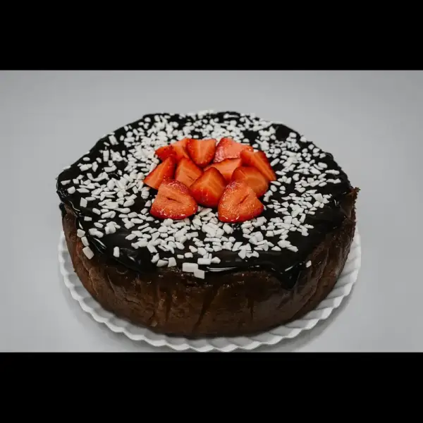 Tarta de chocolate sacher y fresas